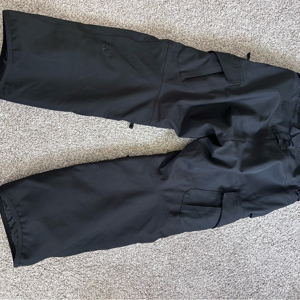 686 Black Snowboard Skiing Pants. Vents and cargo pockets. Waterproof and warm. - Picture 7 of 14